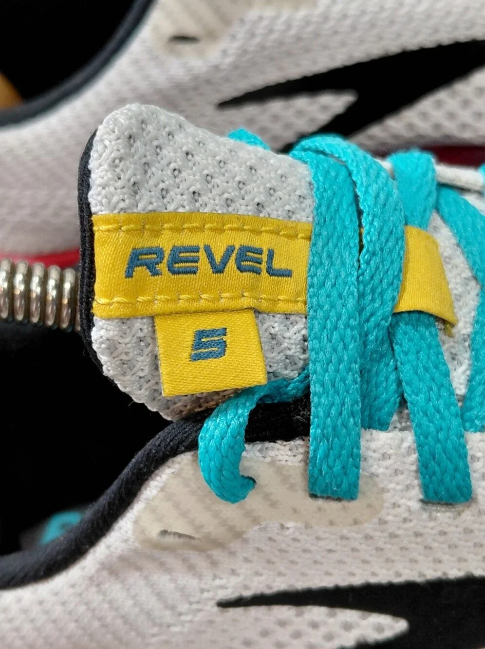 Brooks Womens Revel 5.0 Knit Running Sneakers with Teal Laces White Black SIZE 6